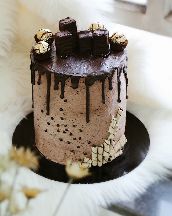 Chocolate drip cake